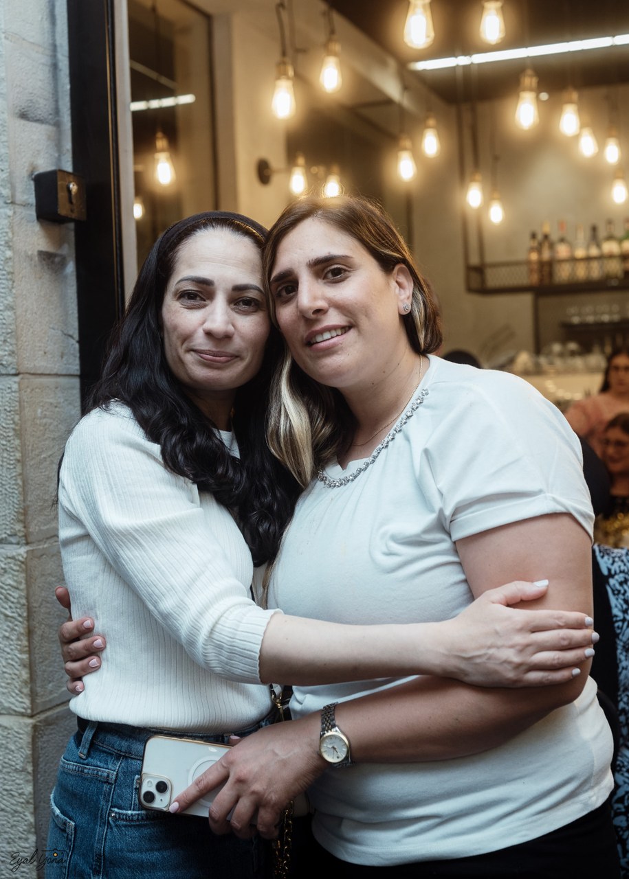 צילום של אורחות מחובקות באירוע